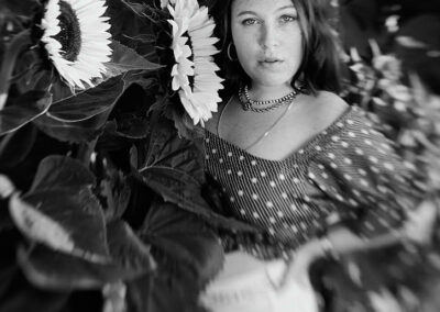 Elisa dans le champ de tournesols