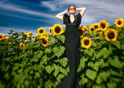 Elisa dans le champ de tournesols