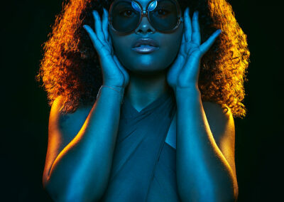 Imaany dans le studio avec lunettes de soleil